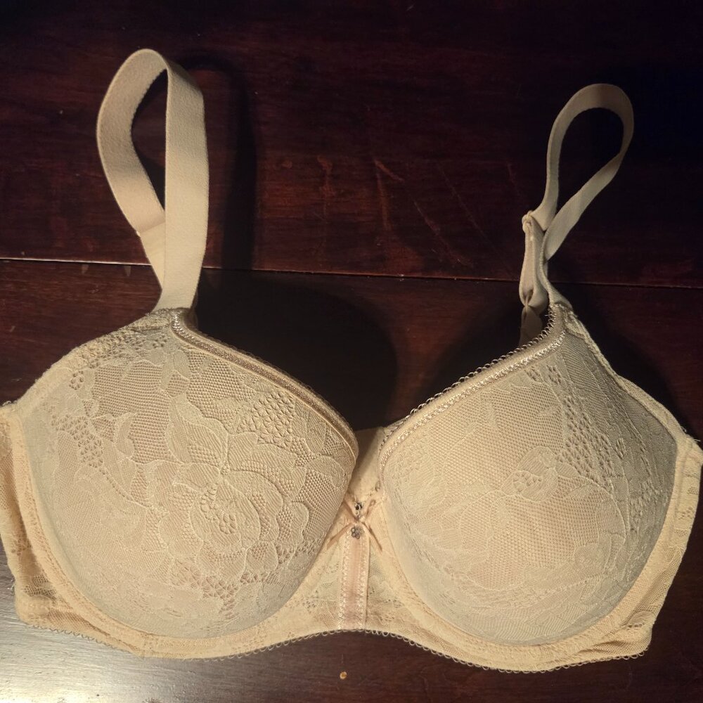Wacoal cream colored bra 34DDD